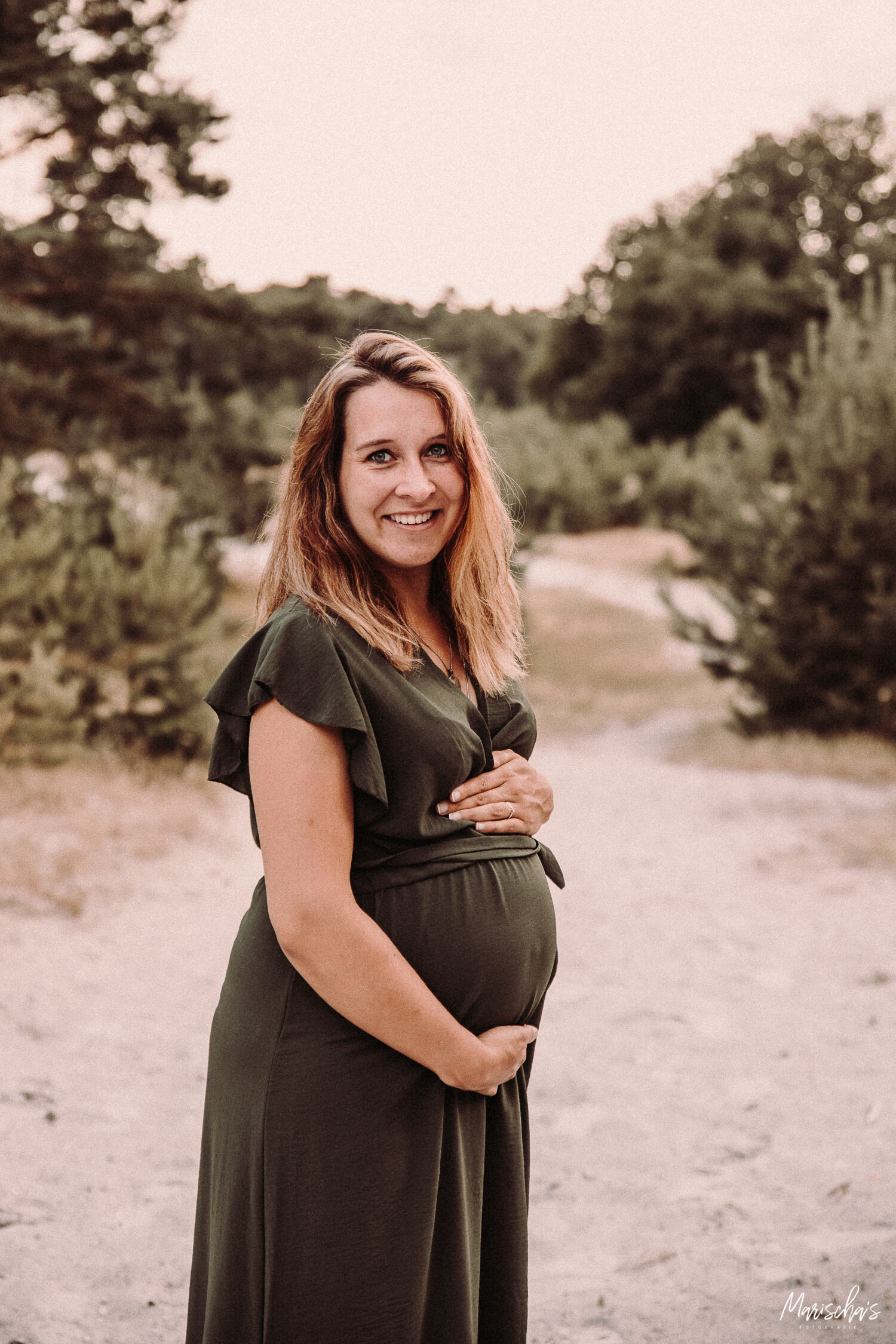 zwangerschapsfoto's op een buiten locatie in limburg