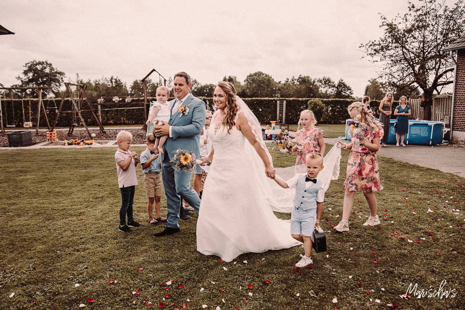 bruidsfotograaf voor een bruiloft achterom in de tuin in achterhoek