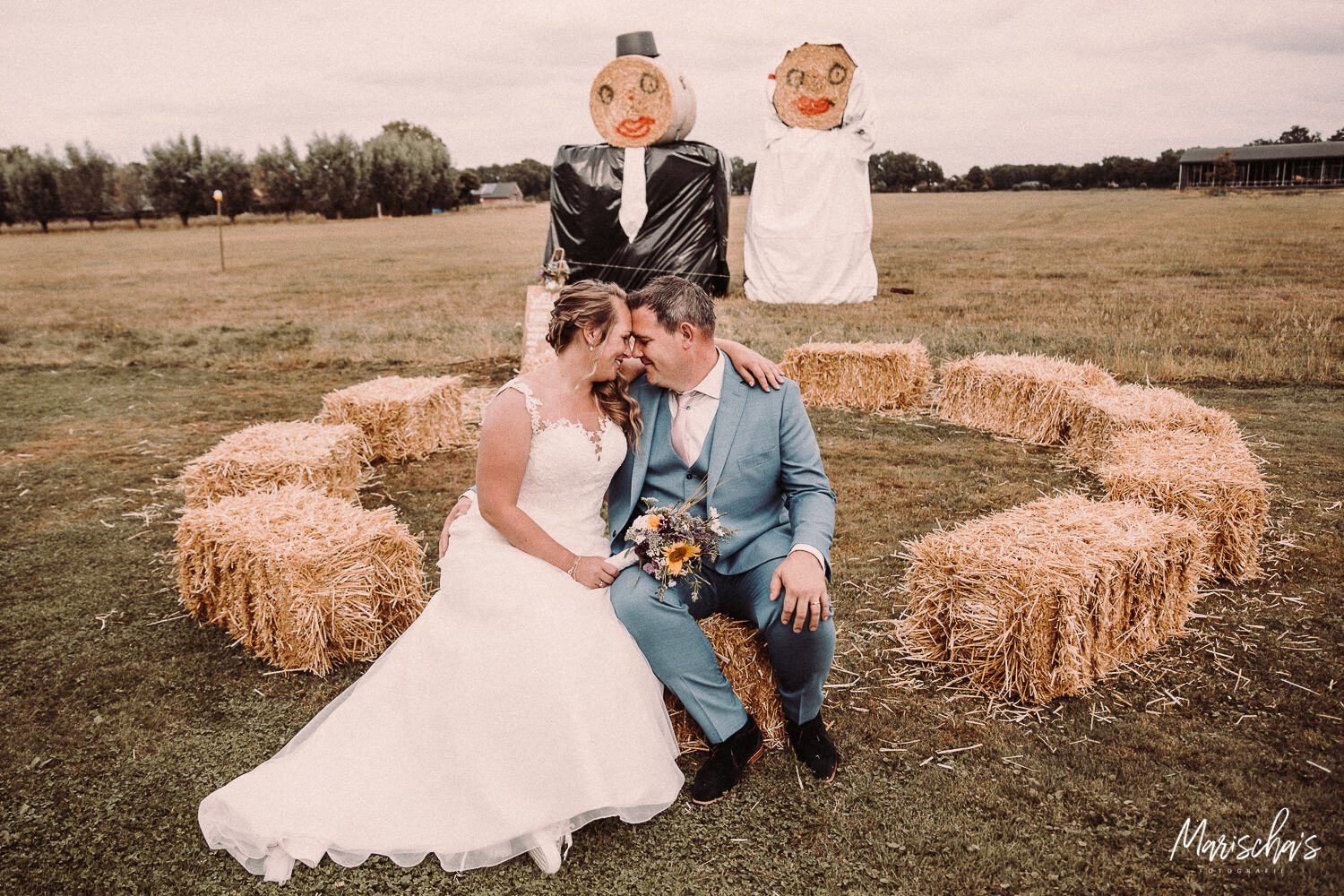 bruidsfotograaf voor een bruiloft achterom in de tuin in achterhoek