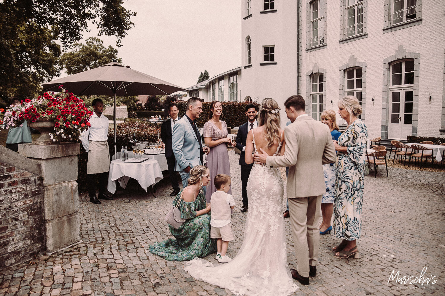 bruidsfotograaf voor een buiten bruiloft bij kasteel bloemendal in vaals