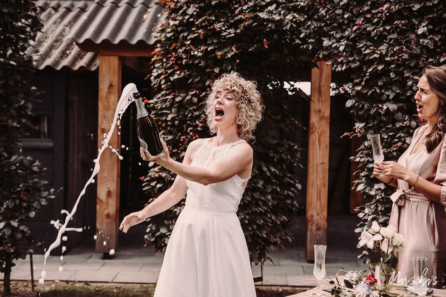 bruidsfotograaf voor een bruiloft bij boerderijcamping Peelhof in grathem