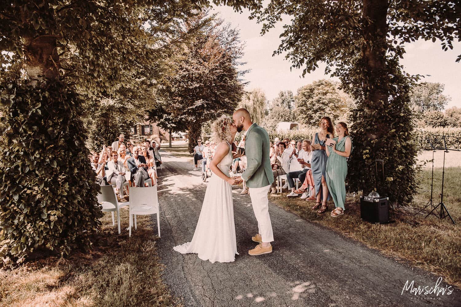 bruidsfotograaf voor een bruiloft bij boerderijcamping Peelhof in grathem