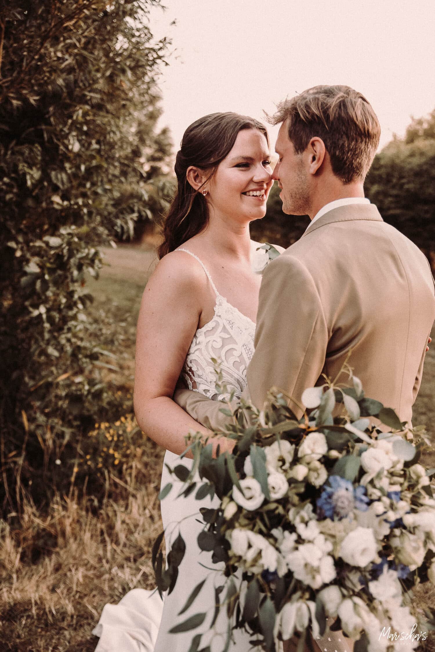 Bruidsfotograaf voor een buiten bruiloft bij Landgoed Twistvliet in Zeeland