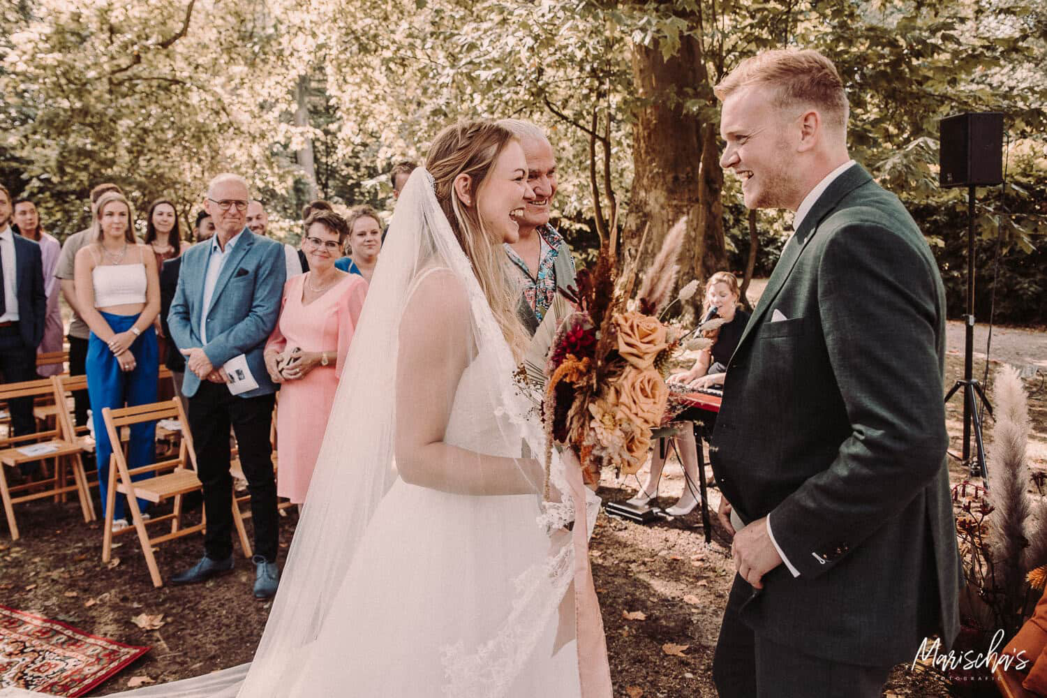 bruidsfotograaf voor een buiten bruiloft bij landgoed rhederoord