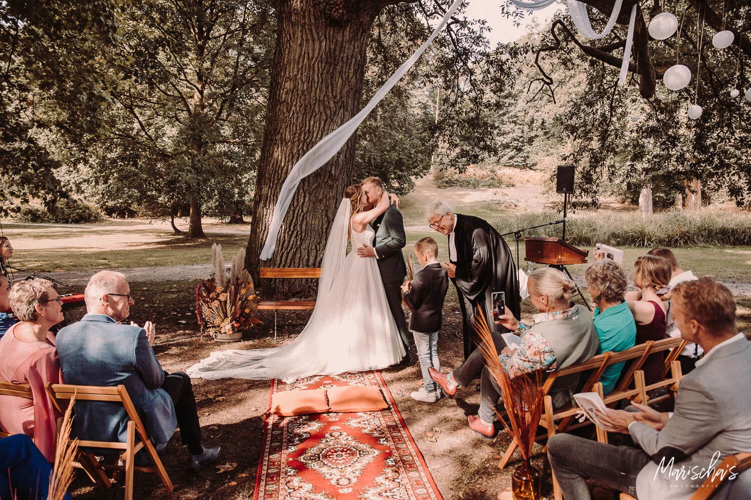 bruidsfotograaf voor een buiten bruiloft bij landgoed rhederoord