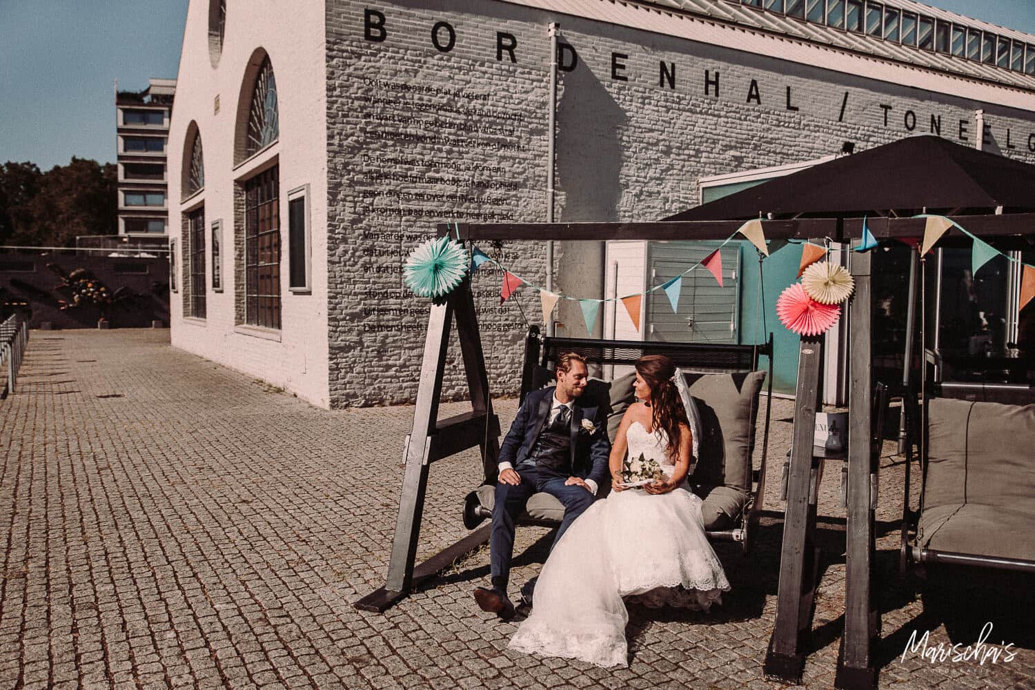 Bruidsfotograaf voor een bruidsreportage bij het Bonnefantenmuseum Ipanema in Maastricht