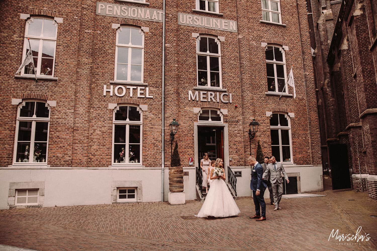 bruidsfotografie van een romantische buiten bruiloft in limburg