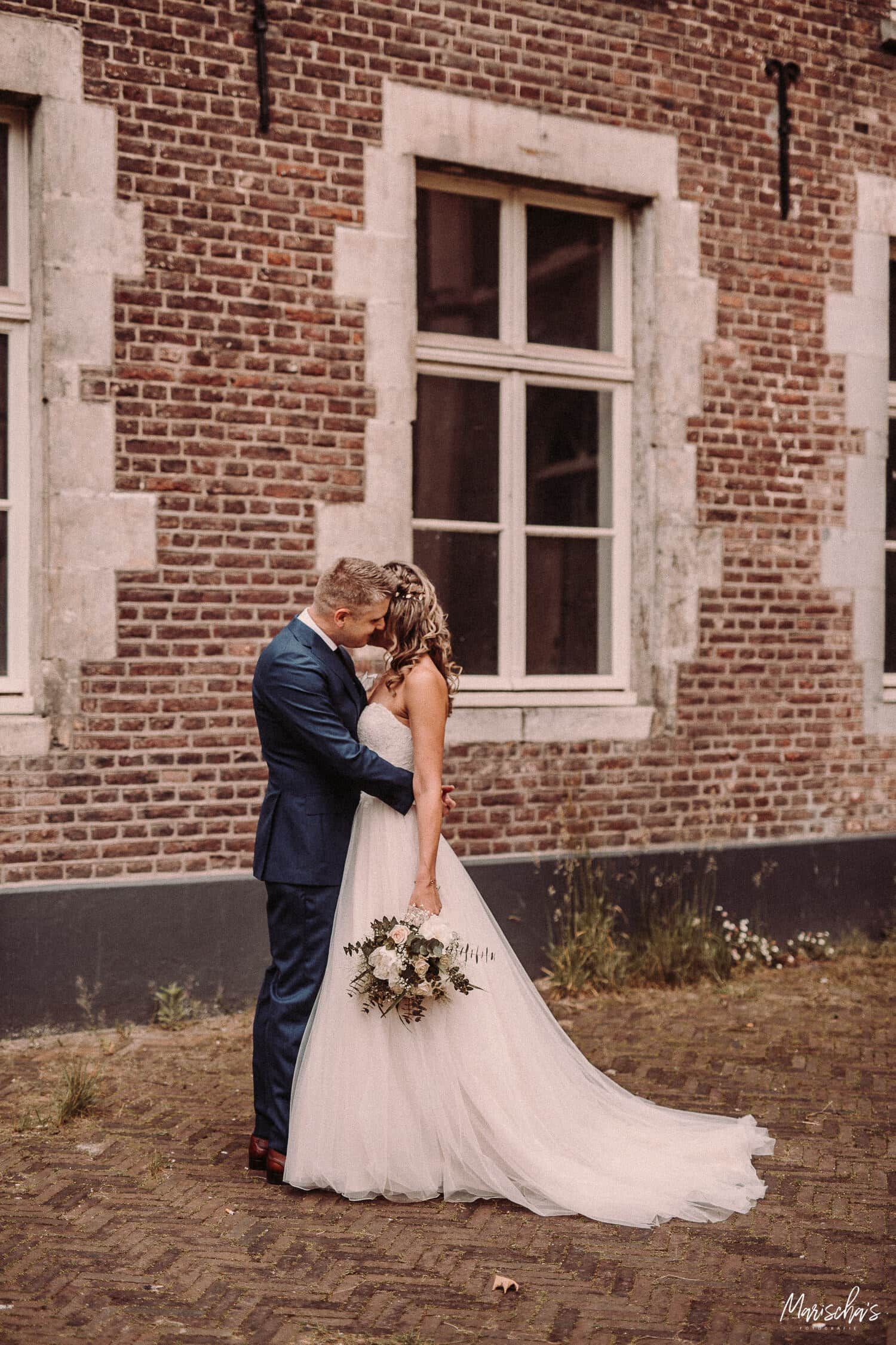 bruidsfotografie van een romantische buiten bruiloft in limburg
