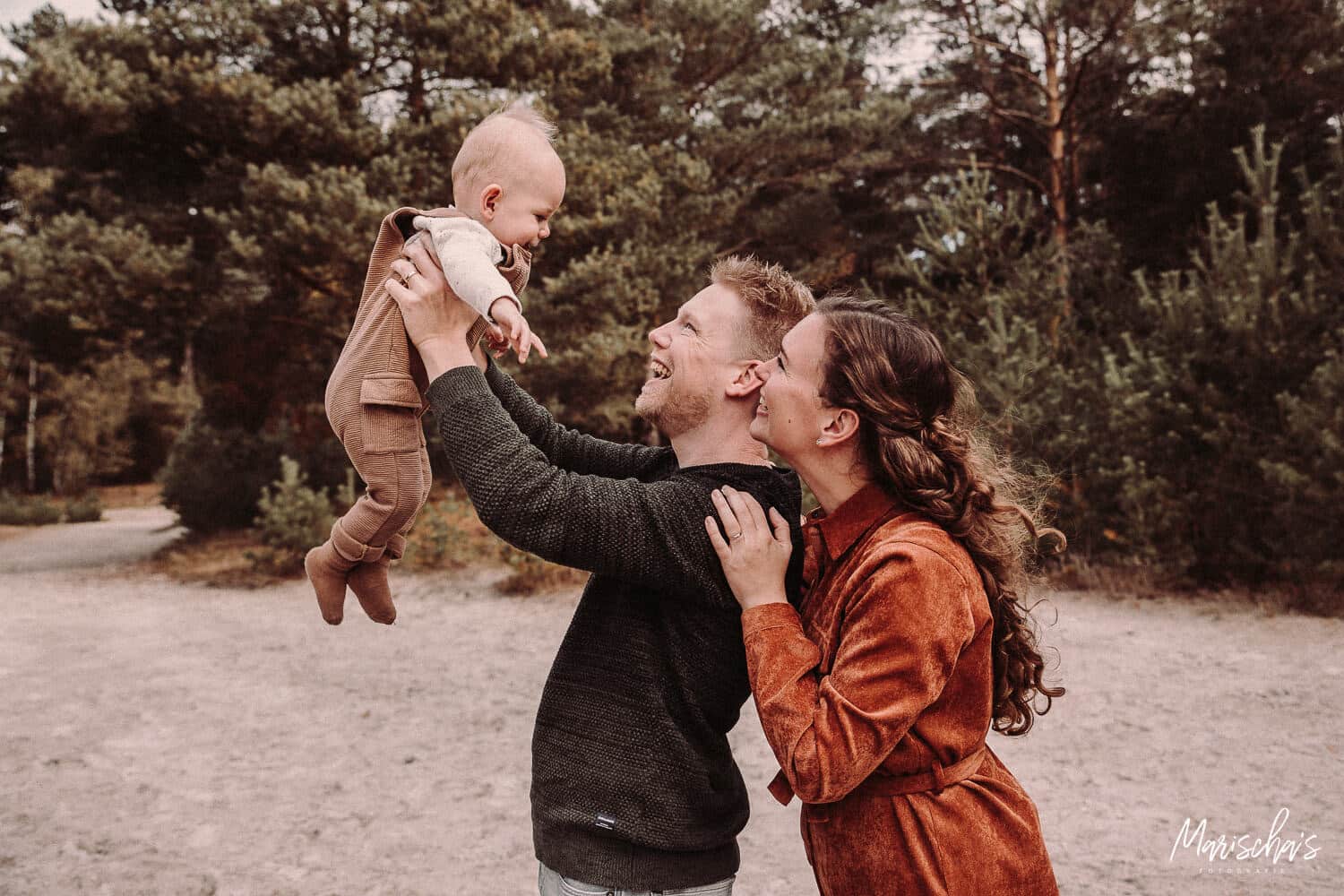 Spontane fotoshoot van een gezin op de brunssummerheide