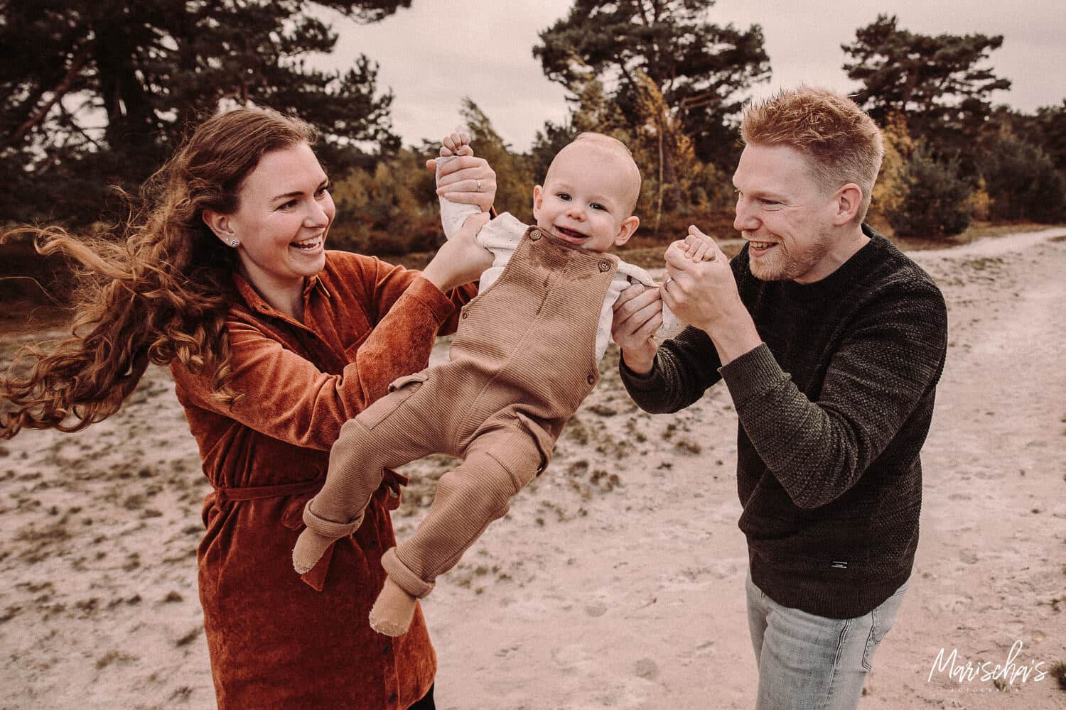 Spontane fotoshoot van een gezin op de brunssummerheide