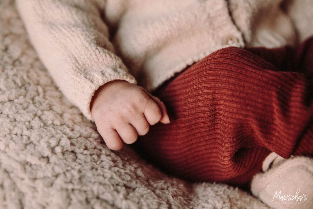 Fotoshoot van een pasgeboren newborn thuis in Zuid Limburg