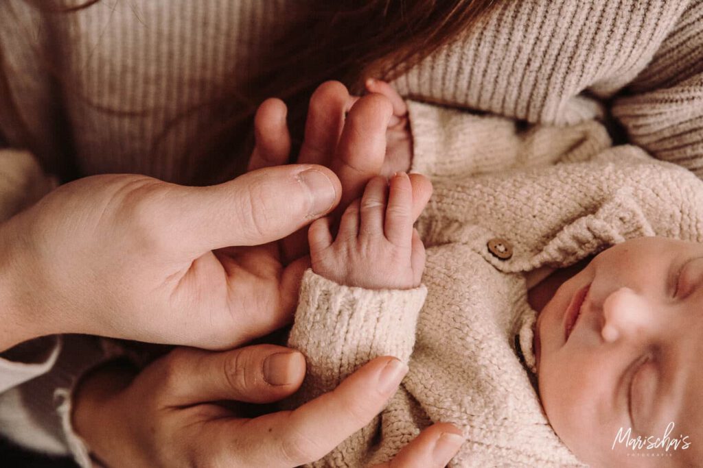 Fotoshoot van een pasgeboren newborn thuis in Zuid Limburg