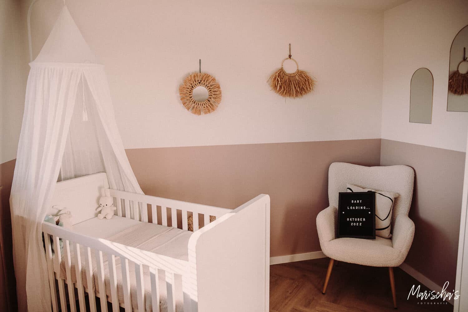 Newborn lifestyle fotoshoot van een baby thuis in Lanaken Belgie