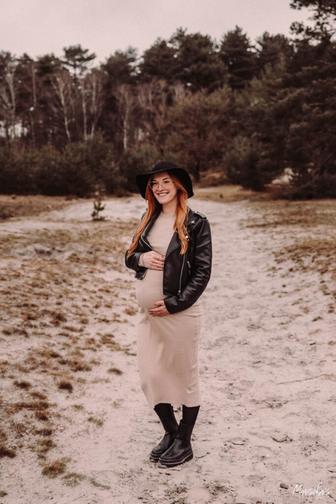 zwangerschapsfotografie op een buiten locatie in het bos de Brunssummerheide limburg