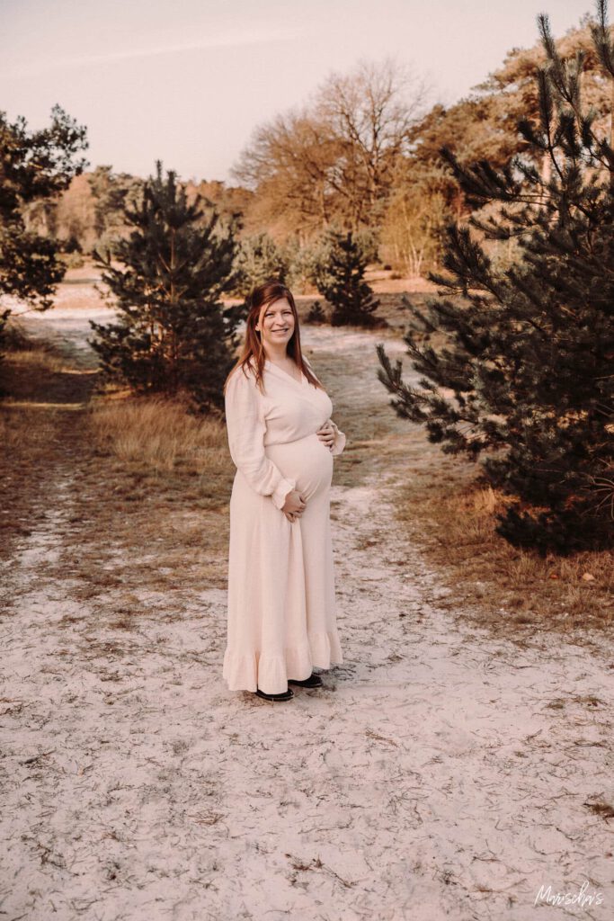fotograaf voor een spontane fotoshoot van een zwangerschap in zuid limburg