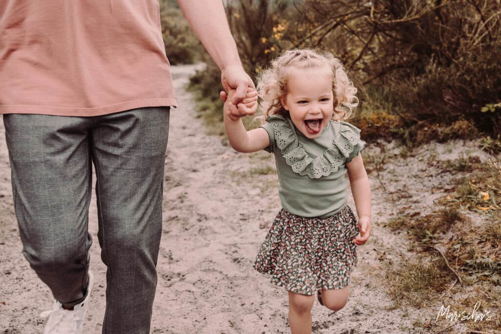 zwangerschapsfotoshoot van een zwangere vrouw in de Brunssummerheide Limburg