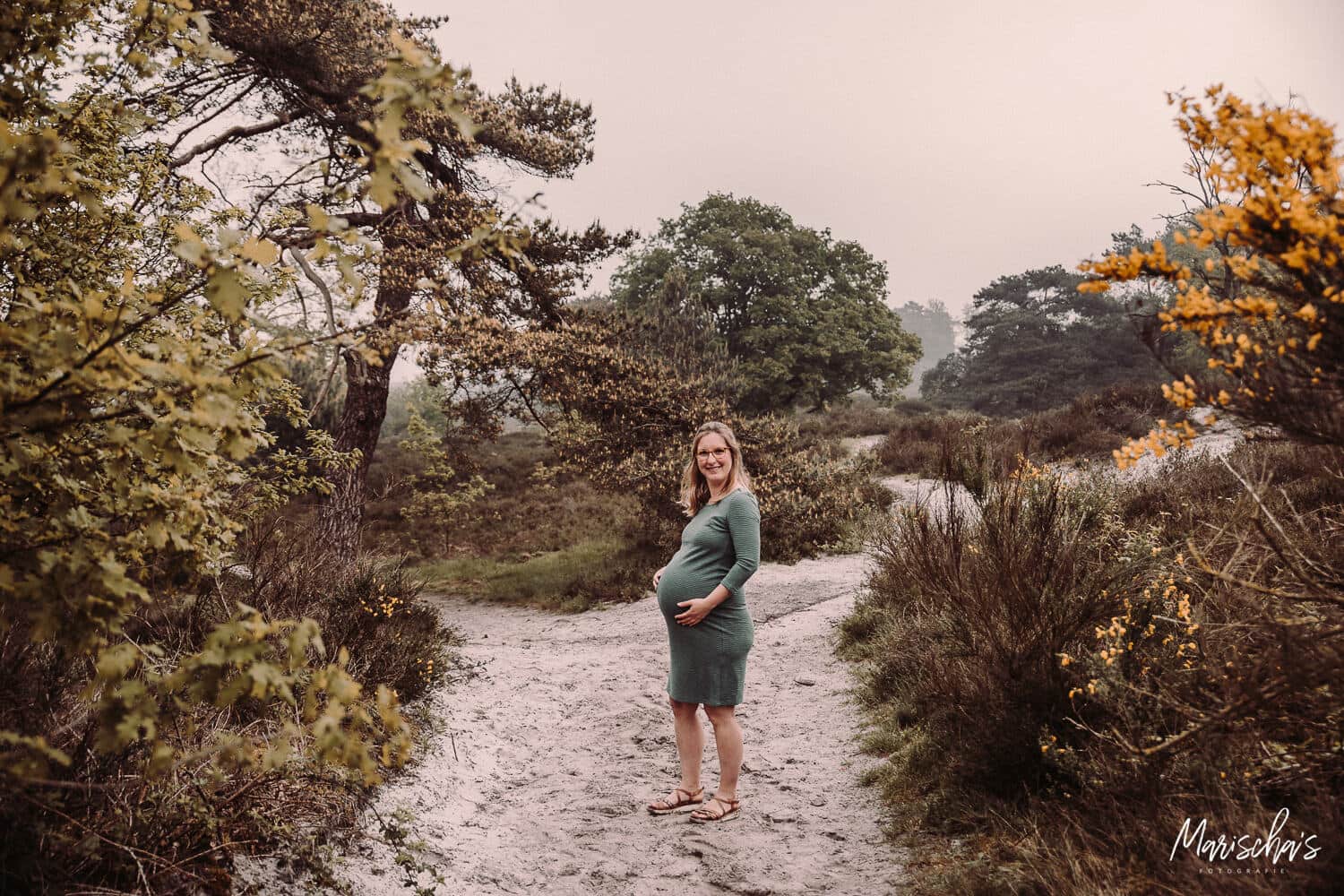 zwangerschapsfotoshoot van een zwangere vrouw in de Brunssummerheide Limburg