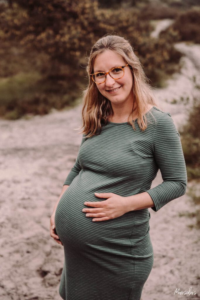 zwangerschapsfotoshoot van een zwangere vrouw in de Brunssummerheide Limburg