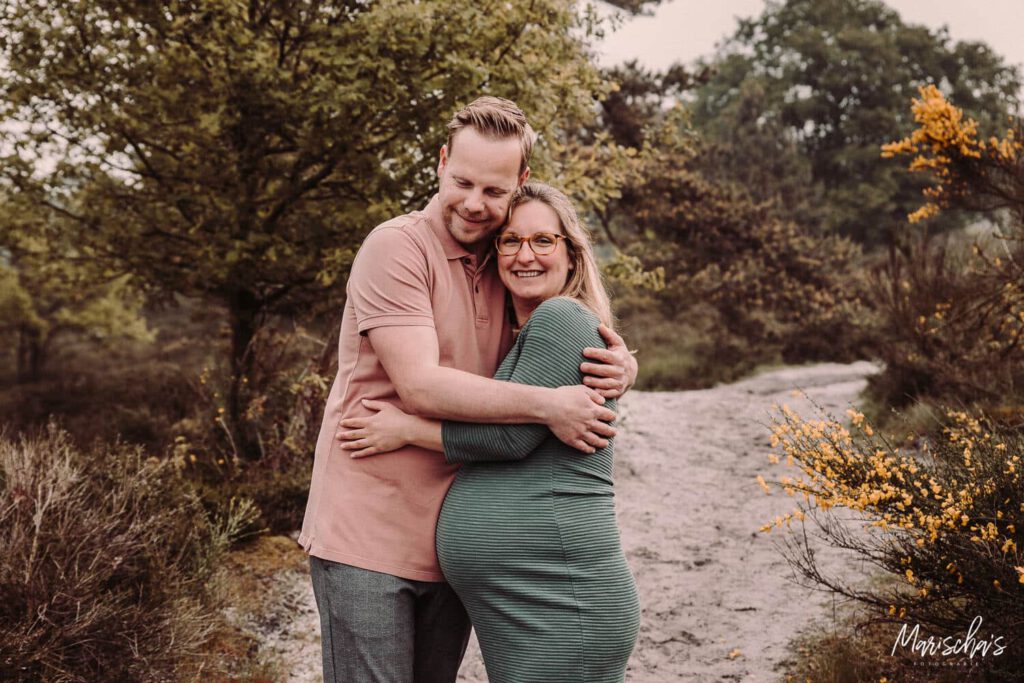 zwangerschapsfotoshoot van een zwangere vrouw in de Brunssummerheide Limburg