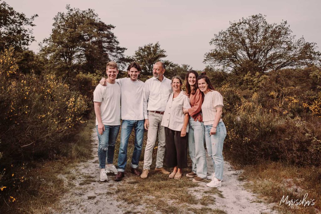 Familiefotografie van een grote familie op buitenlocatie Brunssummerheide in Limburg