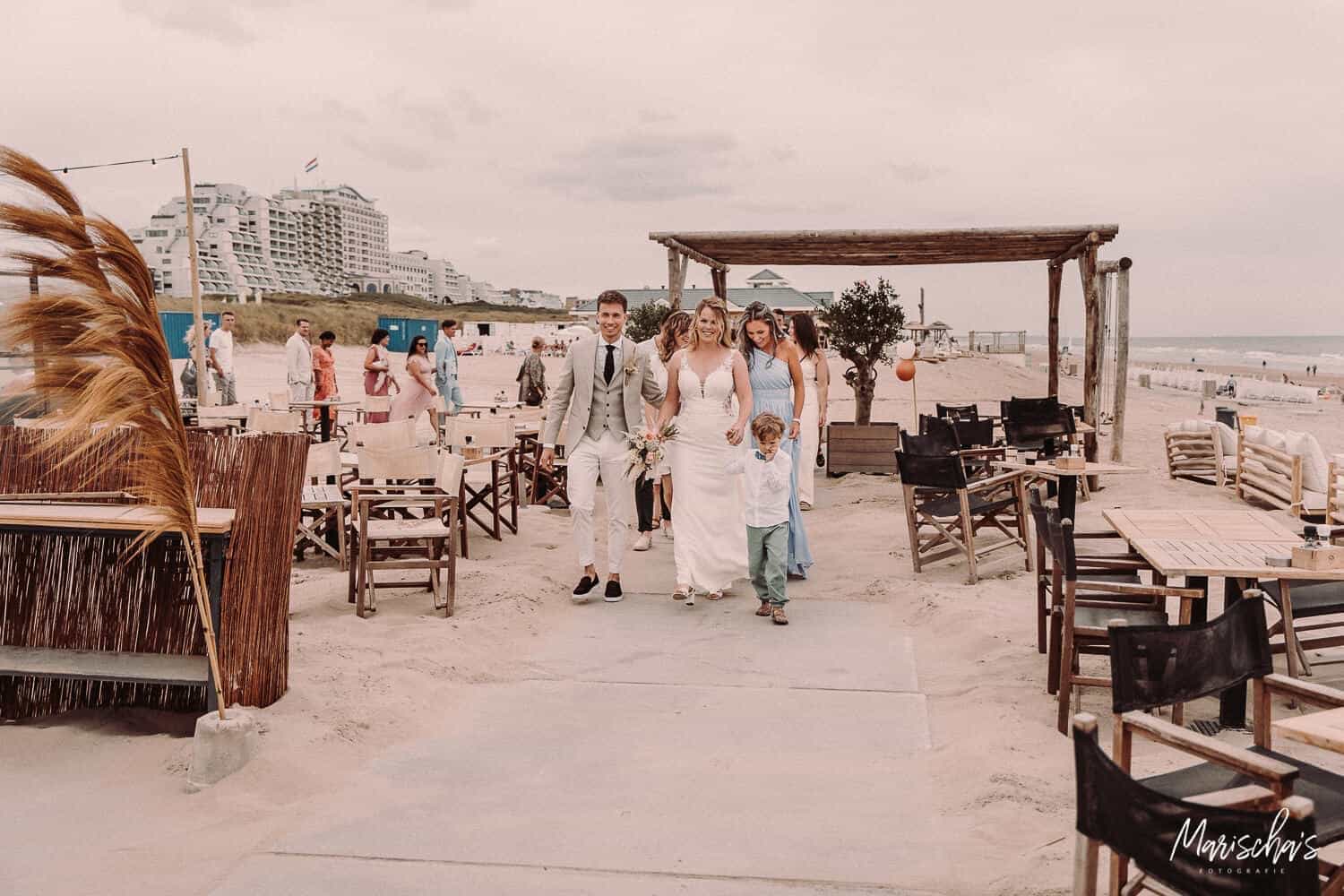 trouwen bij nomade beach house aan het strand bruidsfotograaf