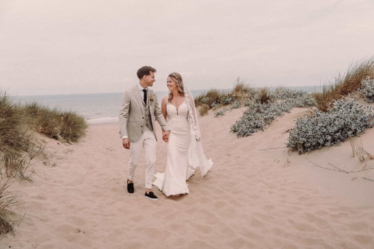 trouwen bij nomade beach house aan het strand bruidsfotograaf
