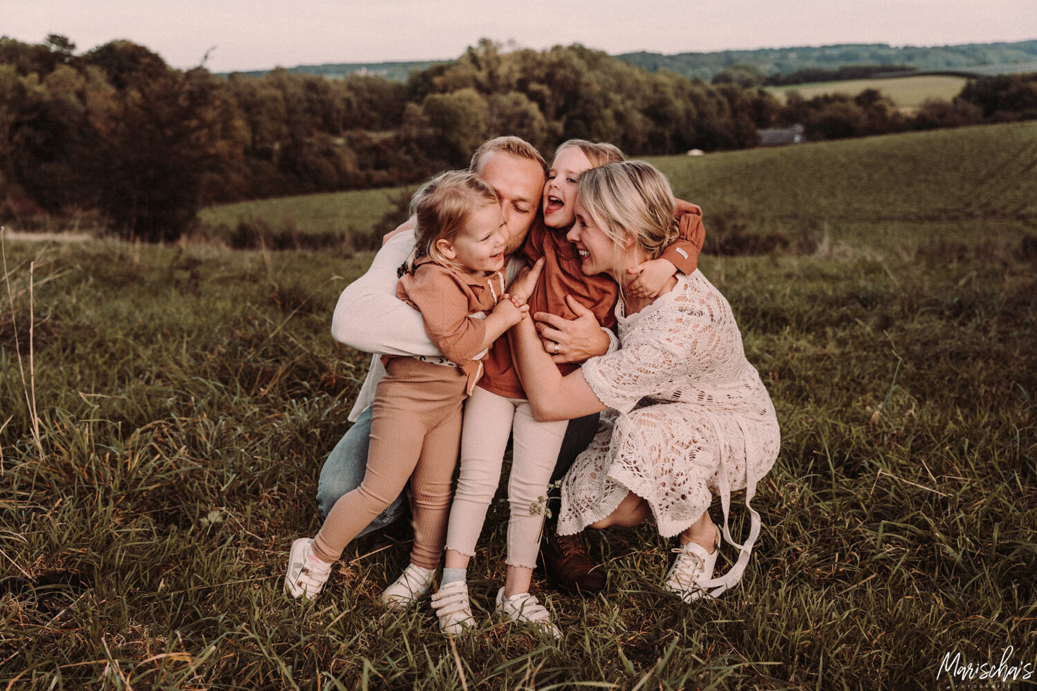 Fotoshoot met deze familie op de mooie buitenlocatie in het bos Limburg