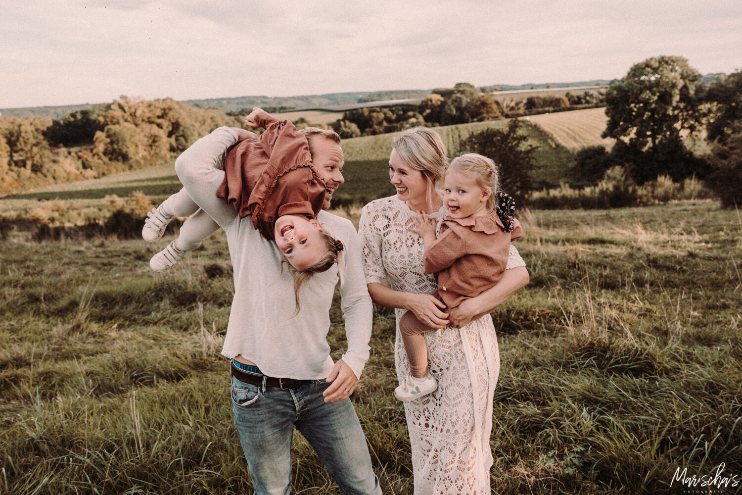 Fotoshoot met deze familie op de mooie buitenlocatie in het bos Limburg