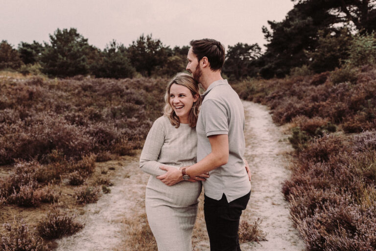 zwangerschap fotoshoot op een buiten locatie in het bos in zuid limburg