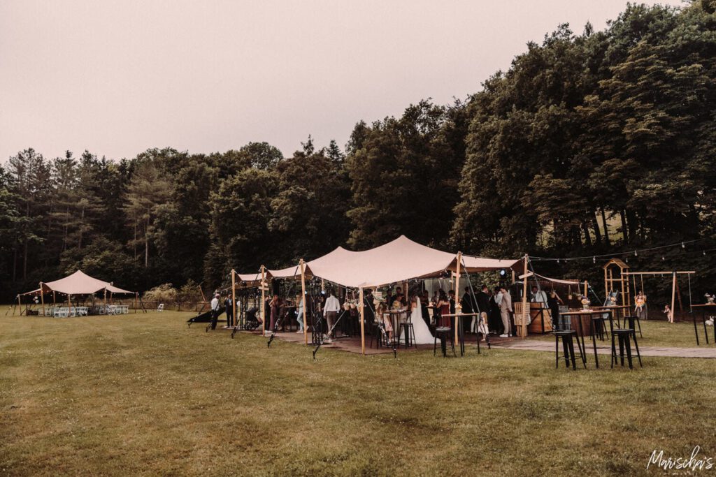 bruidsfotograaf voor een bruiloft bij domaine du bokai moulin in Aubel