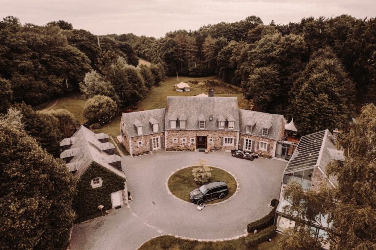 bruidsfotograaf voor een bruiloft bij domaine du bokai moulin in Aubel