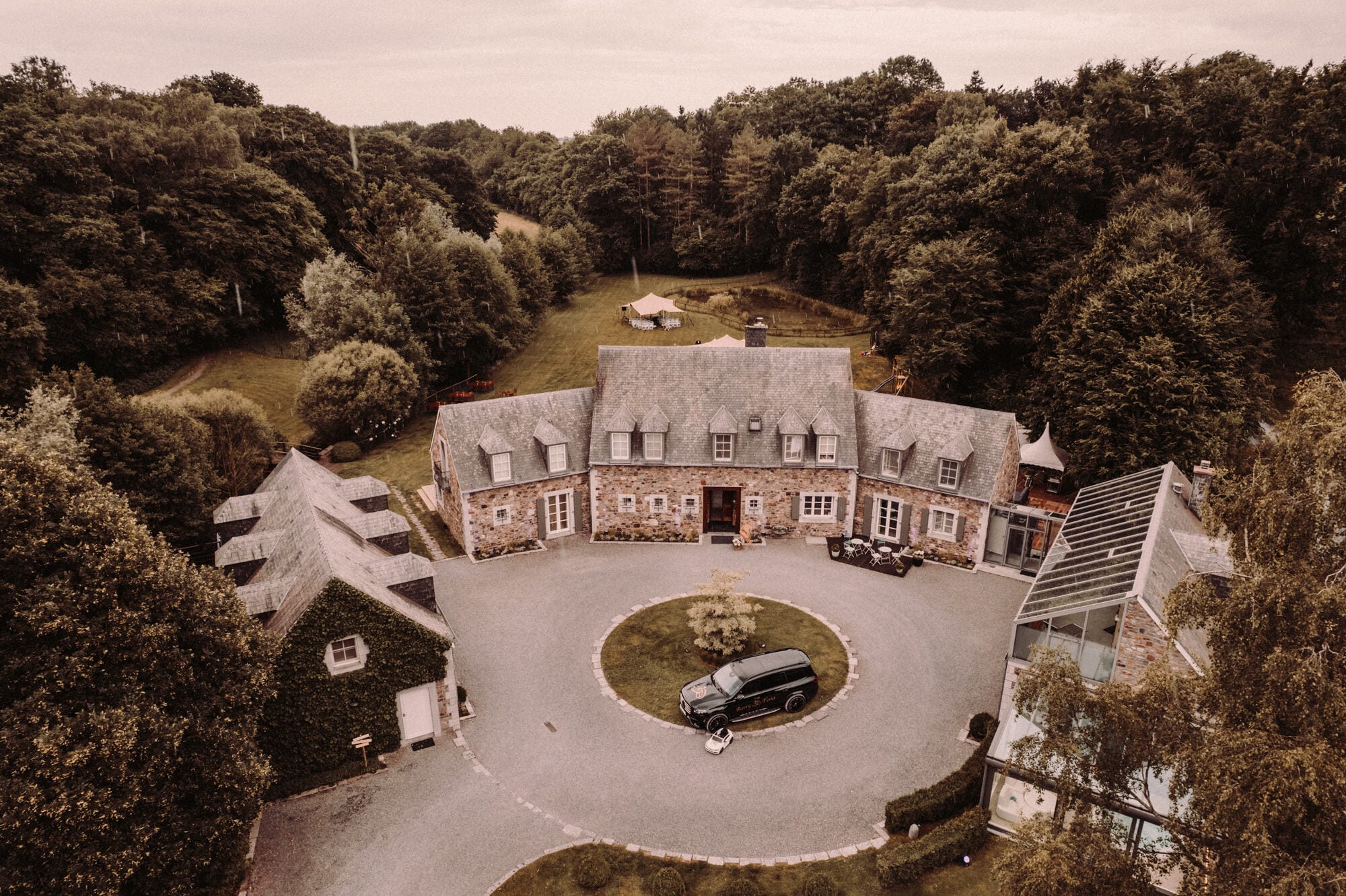 bruidsfotograaf voor een bruiloft bij domaine du bokai moulin in Aubel