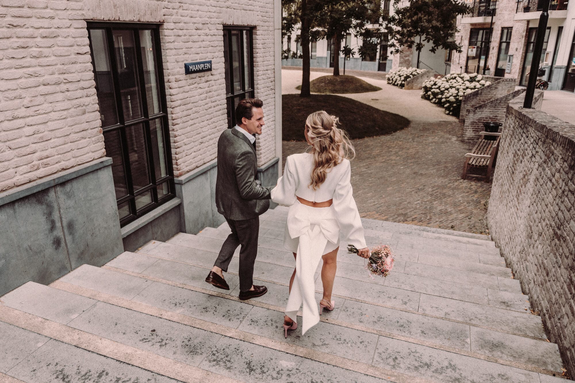 bruidsfotograaf voor een ceremonie bij gemeentehuis heerlen en het maanplein