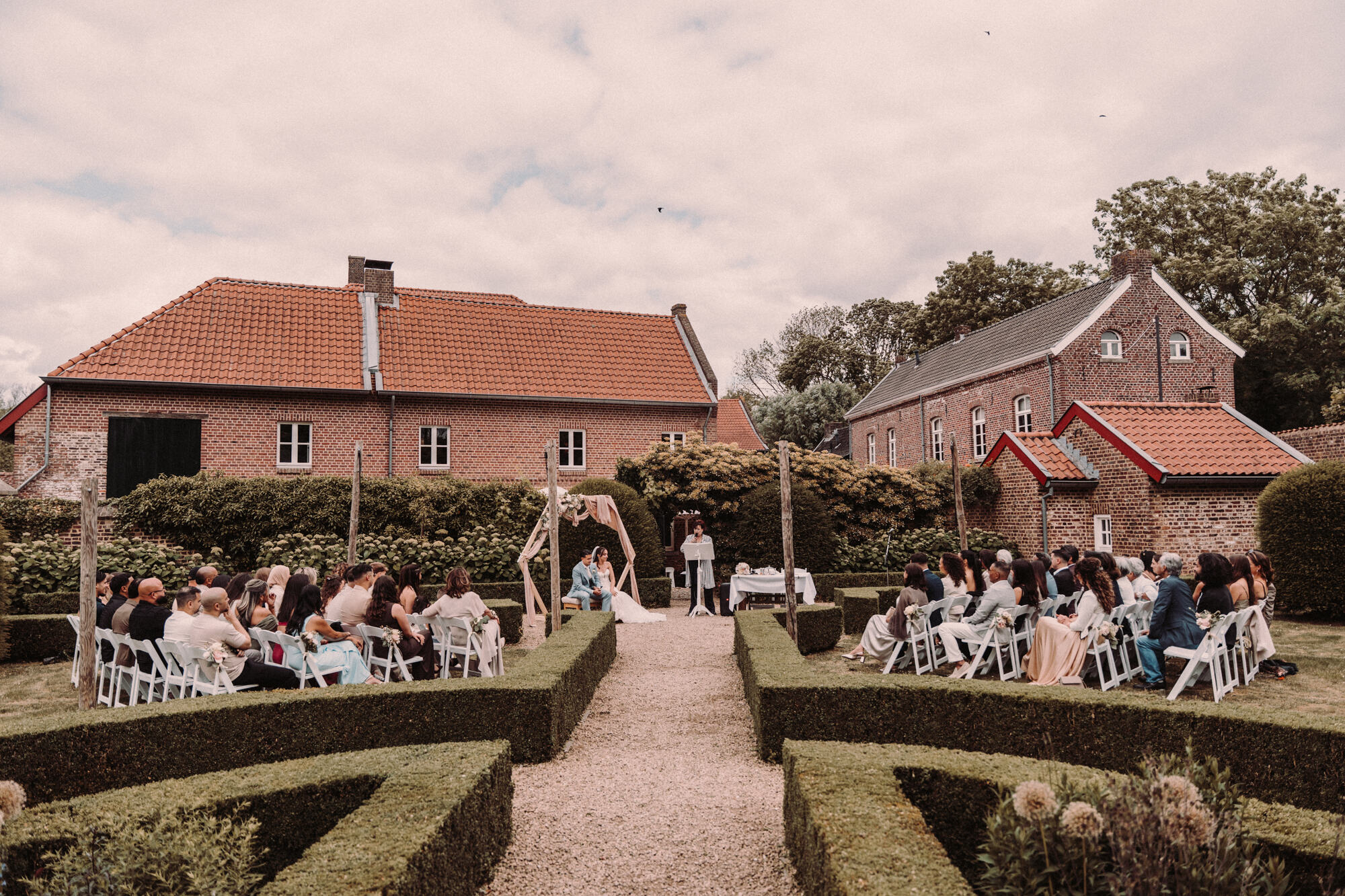 bruidsfotograaf voor een bruiloft bij stadbroekermolen in Sittard