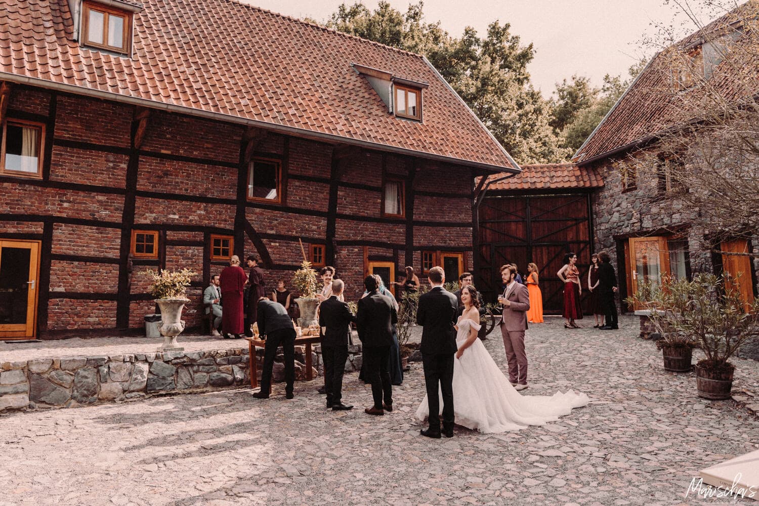 bruidsfotograaf voor bruiloft bij hoeve vernelsberg in limburg