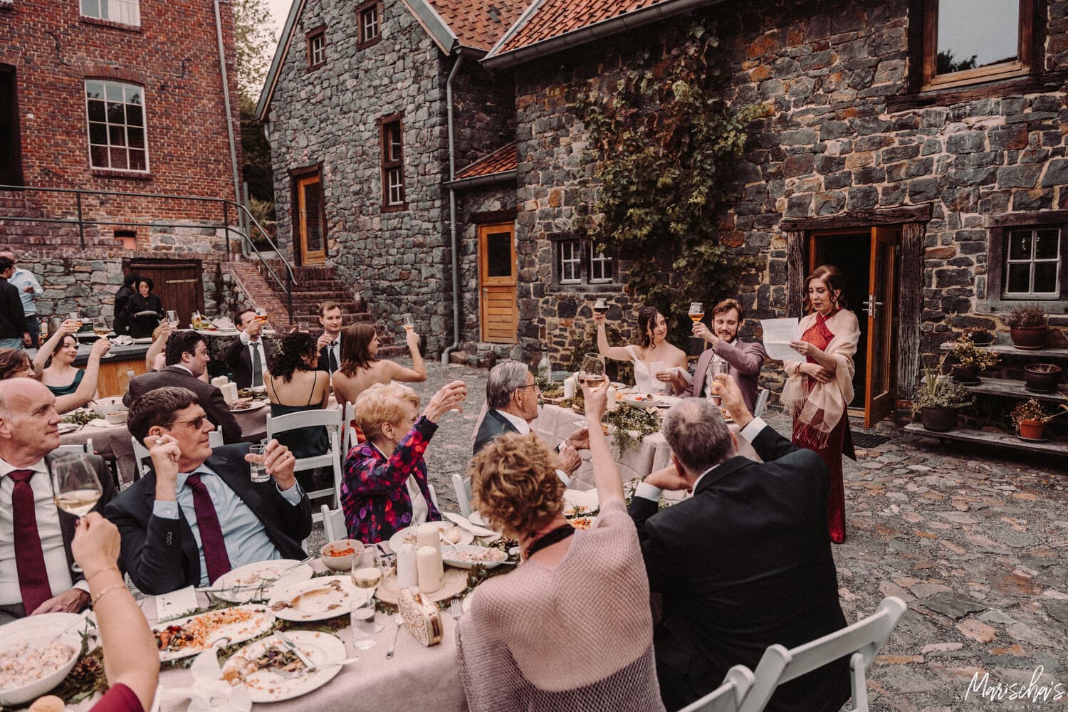 bruidsfotograaf voor bruiloft bij hoeve vernelsberg in limburg